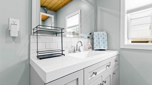 103 8Th Avenue, Creston, BC - Indoor Photo Showing Bathroom