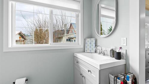 103 8Th Avenue, Creston, BC - Indoor Photo Showing Bathroom
