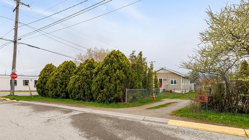 103 8Th Avenue, Creston, BC - Outdoor
