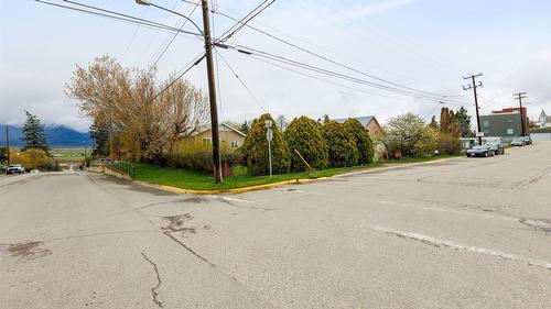 103 8Th Avenue, Creston, BC - Outdoor