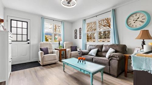 103 8Th Avenue, Creston, BC - Indoor Photo Showing Living Room