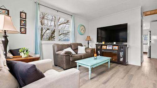 103 8Th Avenue, Creston, BC - Indoor Photo Showing Living Room