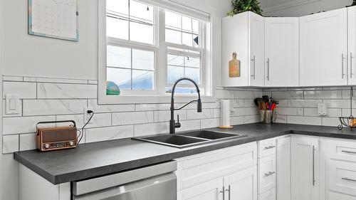 103 8Th Avenue, Creston, BC - Indoor Photo Showing Kitchen With Double Sink