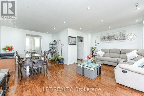 7101 Codlin Avenue, Mississauga, ON - Indoor Photo Showing Living Room