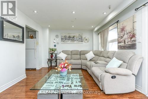 7101 Codlin Avenue, Mississauga, ON - Indoor Photo Showing Living Room