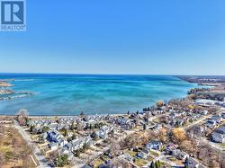 Close to Lake Ontario, beach and park. - 