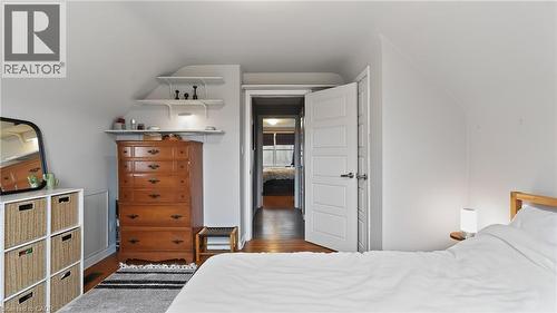 342 East 17Th Street, Hamilton, ON - Indoor Photo Showing Bedroom