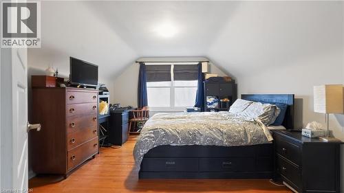 342 East 17Th Street, Hamilton, ON - Indoor Photo Showing Bedroom