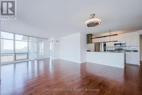 609 - 10 Navy Wharf Court, Toronto, ON - Indoor Photo Showing Kitchen