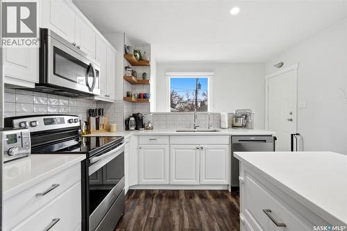 2709 24Th Avenue, Regina, SK - Indoor Photo Showing Kitchen With Upgraded Kitchen