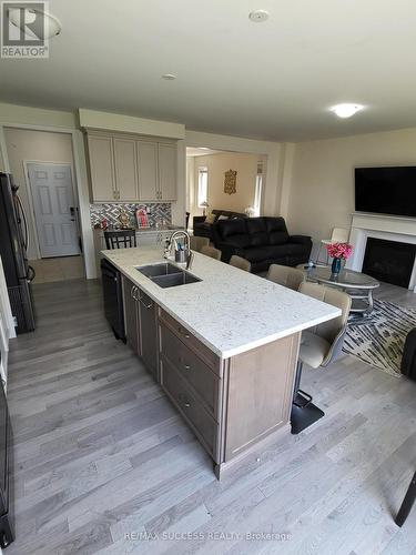 725 Kennedy Circle W, Milton, ON - Indoor Photo Showing Kitchen With Double Sink