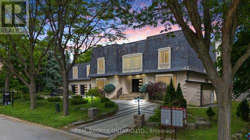 106 TEEFY AVENUE  Richmond Hill, ON L4C 8C6