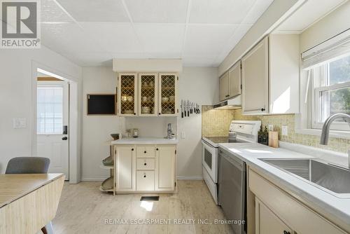 752 Ninth Avenue, Hamilton, ON - Indoor Photo Showing Kitchen