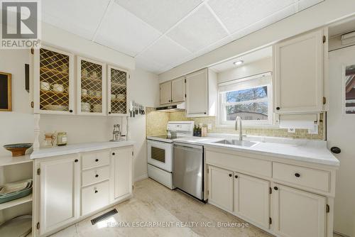 752 Ninth Avenue, Hamilton, ON - Indoor Photo Showing Kitchen