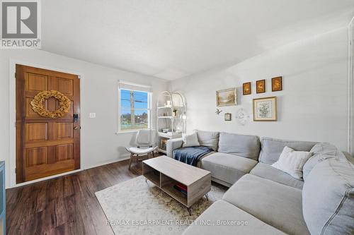 752 Ninth Avenue, Hamilton, ON - Indoor Photo Showing Living Room