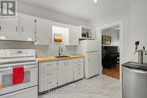 Warm spacious kitchen - 49 Newton Street, Ottawa, ON - Indoor Photo Showing Kitchen