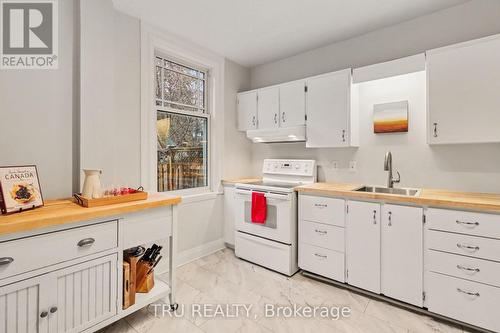 Warm spacious kitchen - 49 Newton Street, Ottawa, ON - Indoor Photo Showing Kitchen