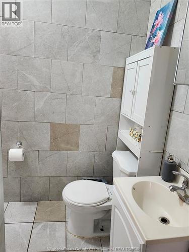 354 Bruce, Windsor, ON - Indoor Photo Showing Bathroom