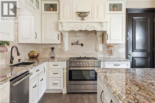 26 Ravenscliffe Avenue, Hamilton, ON - Indoor Photo Showing Kitchen With Upgraded Kitchen