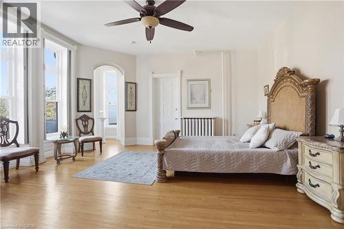 26 Ravenscliffe Avenue, Hamilton, ON - Indoor Photo Showing Bedroom