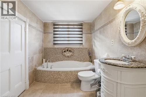 26 Ravenscliffe Avenue, Hamilton, ON - Indoor Photo Showing Bathroom