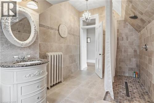 26 Ravenscliffe Avenue, Hamilton, ON - Indoor Photo Showing Bathroom