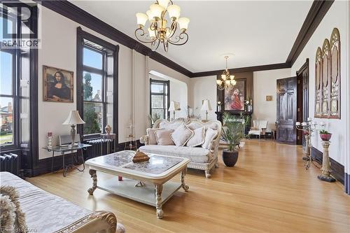 26 Ravenscliffe Avenue, Hamilton, ON - Indoor Photo Showing Living Room