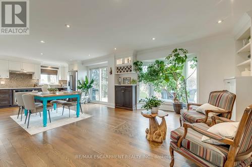 3311 Springvale Court, Burlington, ON - Indoor Photo Showing Living Room