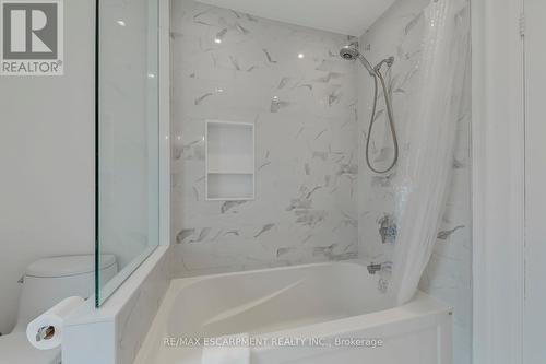 3311 Springvale Court, Burlington, ON - Indoor Photo Showing Bathroom