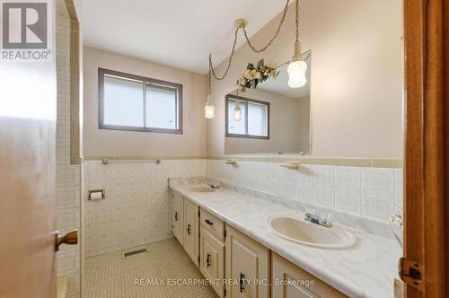 26 Adorn Court, Hamilton, ON - Indoor Photo Showing Bathroom