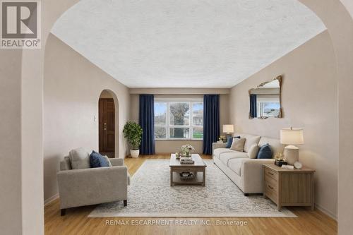 26 Adorn Court, Hamilton, ON - Indoor Photo Showing Living Room