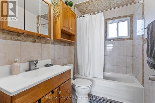 50 Merigold Street, St. Catharines (Western Hill), ON - Indoor Photo Showing Bathroom