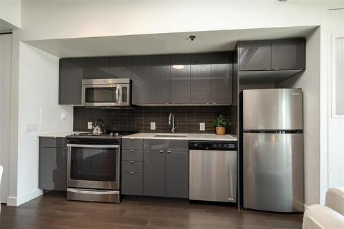 605 311 Hargrave Street, Winnipeg, MB - Indoor Photo Showing Kitchen With Stainless Steel Kitchen With Upgraded Kitchen