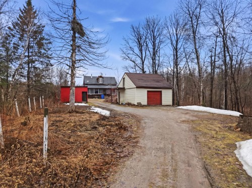 196 Ch. des Trois-Lacs  Val-Des-Monts, QC J8N 7K4