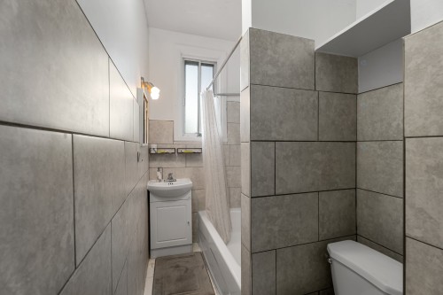 Bathroom - 5412 Av. Montclair, Montréal (Côte-Des-Neiges/Notre-Dame-De-Grâce), QC - Indoor Photo Showing Bathroom