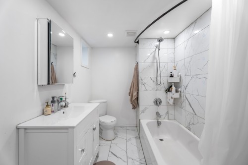 Vue d'ensemble - A-5410 Av. Montclair, Montréal (Côte-Des-Neiges/Notre-Dame-De-Grâce), QC - Indoor Photo Showing Bathroom