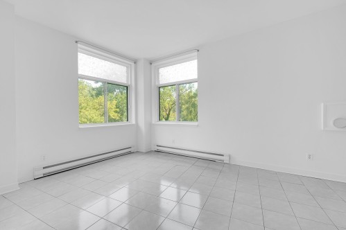Salon - 105-305 Rue Laviolette, Saint-Jérôme, QC 