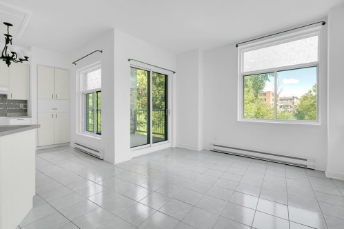 Salon - 105-305 Rue Laviolette, Saint-Jérôme, QC 