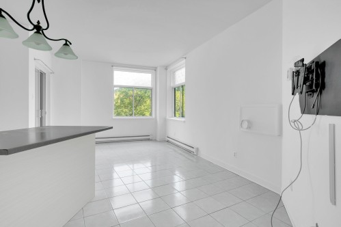 Salon - 105-305 Rue Laviolette, Saint-Jérôme, QC 
