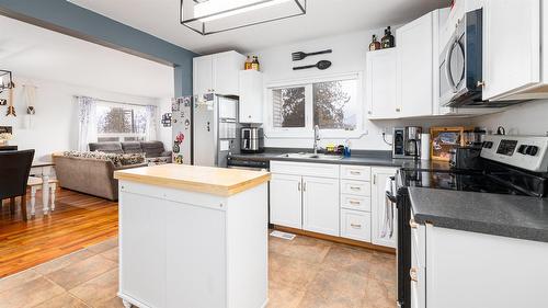 1006 Murdoch Street, Creston, BC - Indoor Photo Showing Kitchen