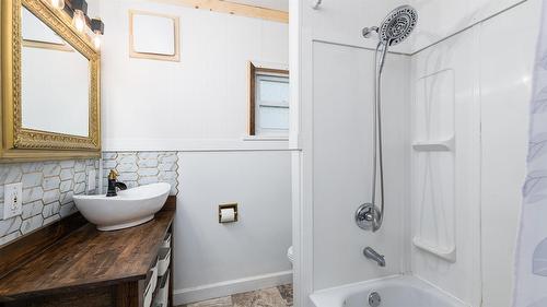 1006 Murdoch Street, Creston, BC - Indoor Photo Showing Bathroom
