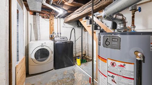 1006 Murdoch Street, Creston, BC - Indoor Photo Showing Laundry Room