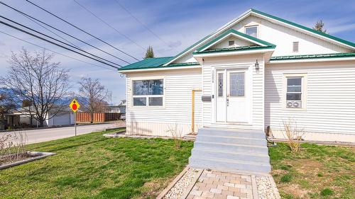 1006 Murdoch Street, Creston, BC - Outdoor