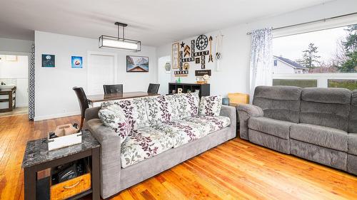 1006 Murdoch Street, Creston, BC - Indoor Photo Showing Living Room