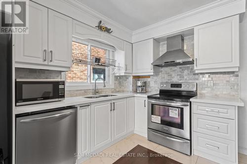 6282 Camgreen Circle, Mississauga, ON - Indoor Photo Showing Kitchen With Double Sink