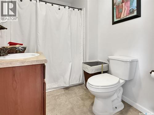 808 Chaplin Street, Swift Current, SK - Indoor Photo Showing Bathroom