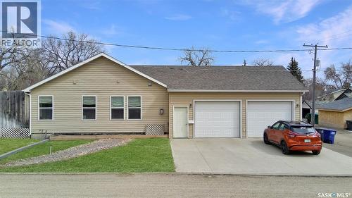 808 Chaplin Street, Swift Current, SK - Outdoor