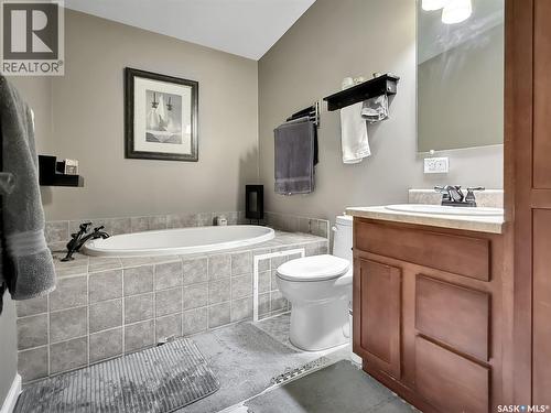 808 Chaplin Street, Swift Current, SK - Indoor Photo Showing Bathroom