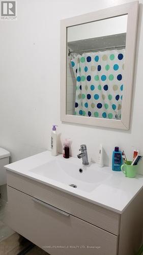 487 Wallenberg Crescent, Mississauga, ON - Indoor Photo Showing Bathroom
