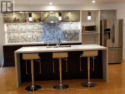 487 Wallenberg Crescent, Mississauga, ON - Indoor Photo Showing Kitchen With Upgraded Kitchen